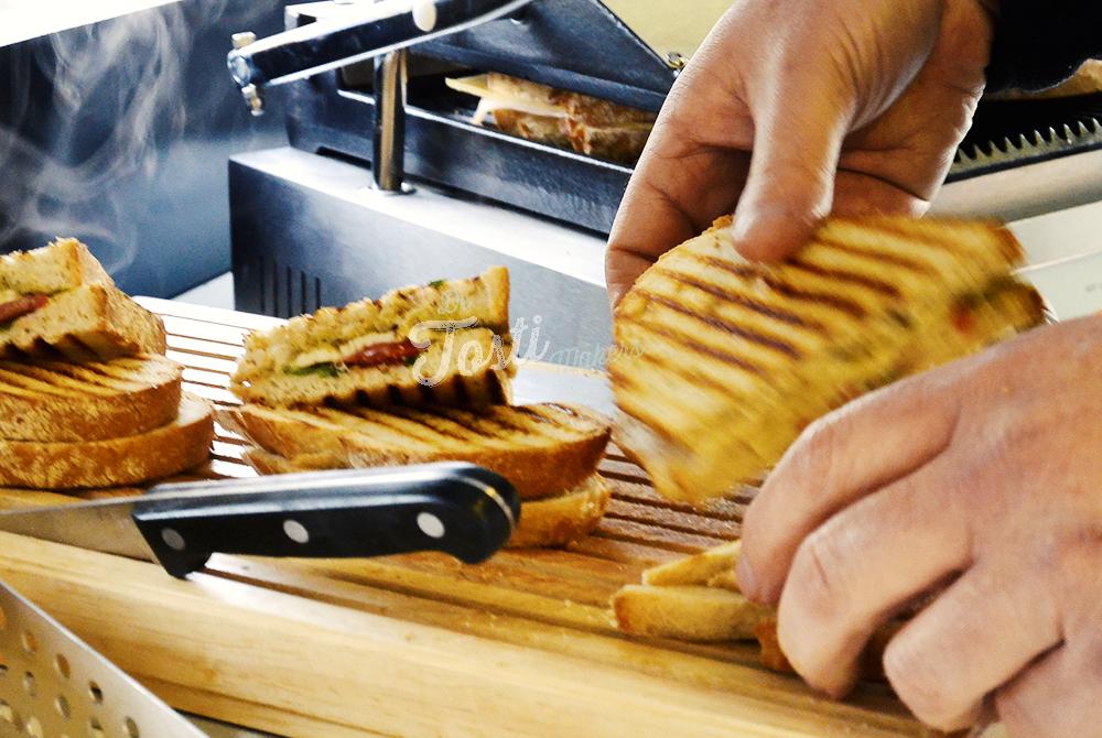 Het bakken van Tosti's